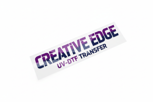 mackup de imagen en material uv-dtf con plástico transparente, letras tonalidad morada y navy blue